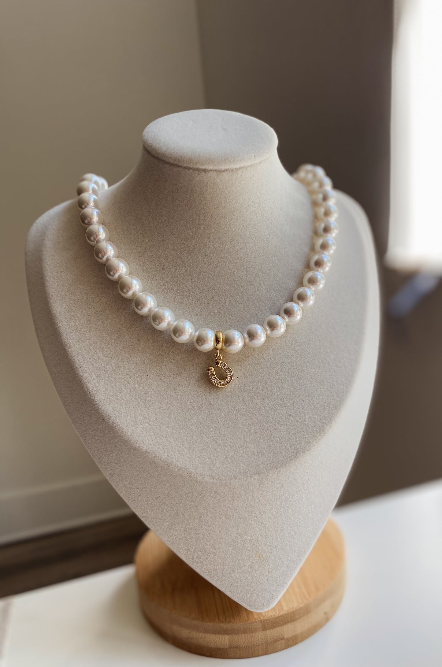 Necklaces Perlas grandes con herraduras