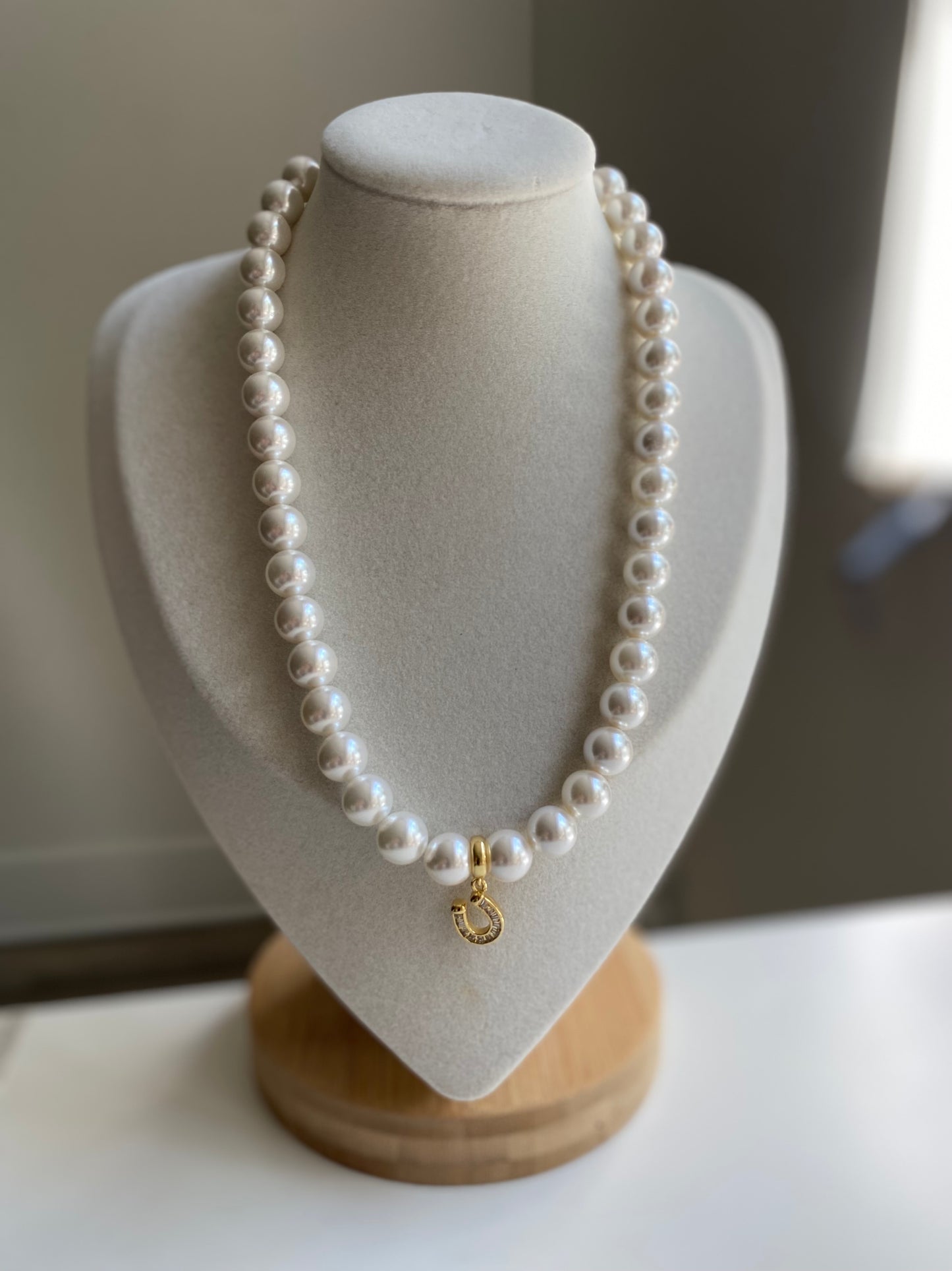 Necklaces Perlas grandes con herraduras